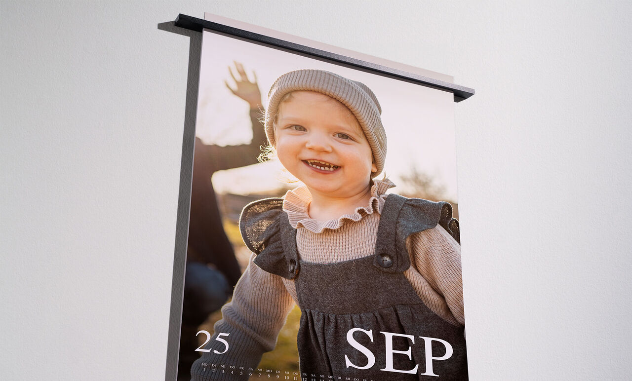 Un calendario fotográfico diseñado con cariño, con un niño feliz al aire libre sonriendo a la cámara