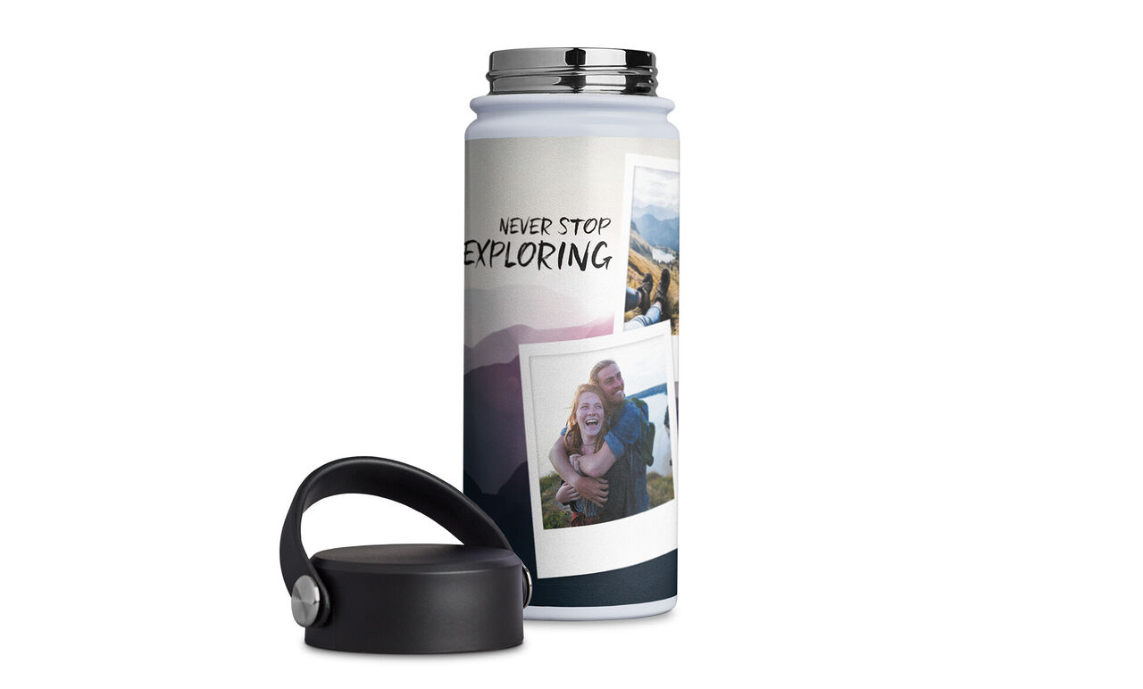 Botella de agua reutilizable con fotos y el lema 'Never Stop Exploring'.