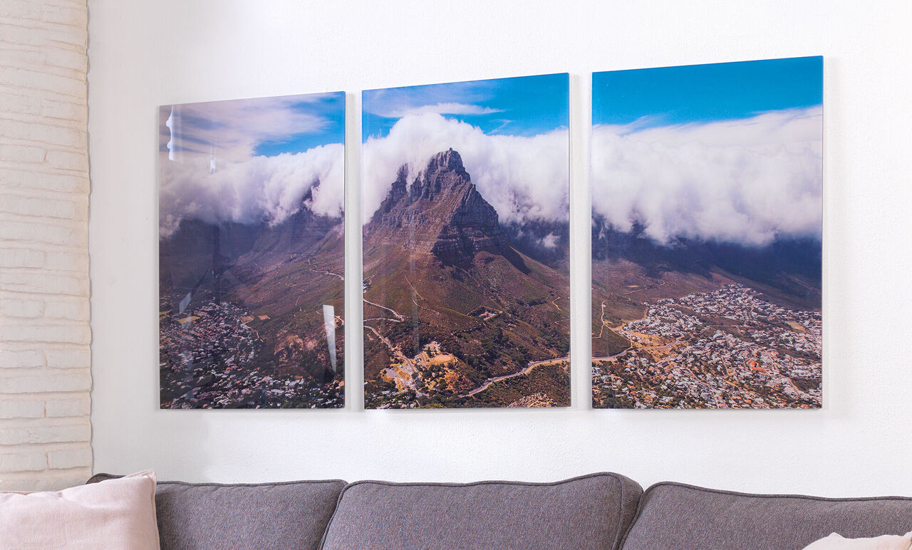 Tres imágenes de la Mesa con nubes en una pared