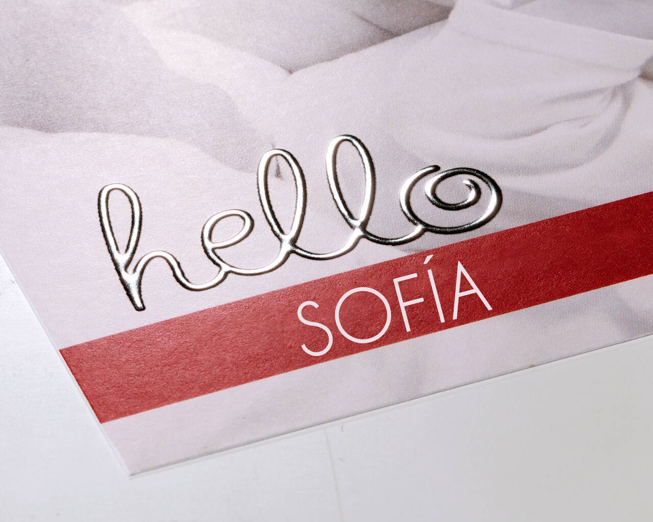 Una tarjeta creativa con la frase 'hola SOFÍA' sobre un fondo rojo.