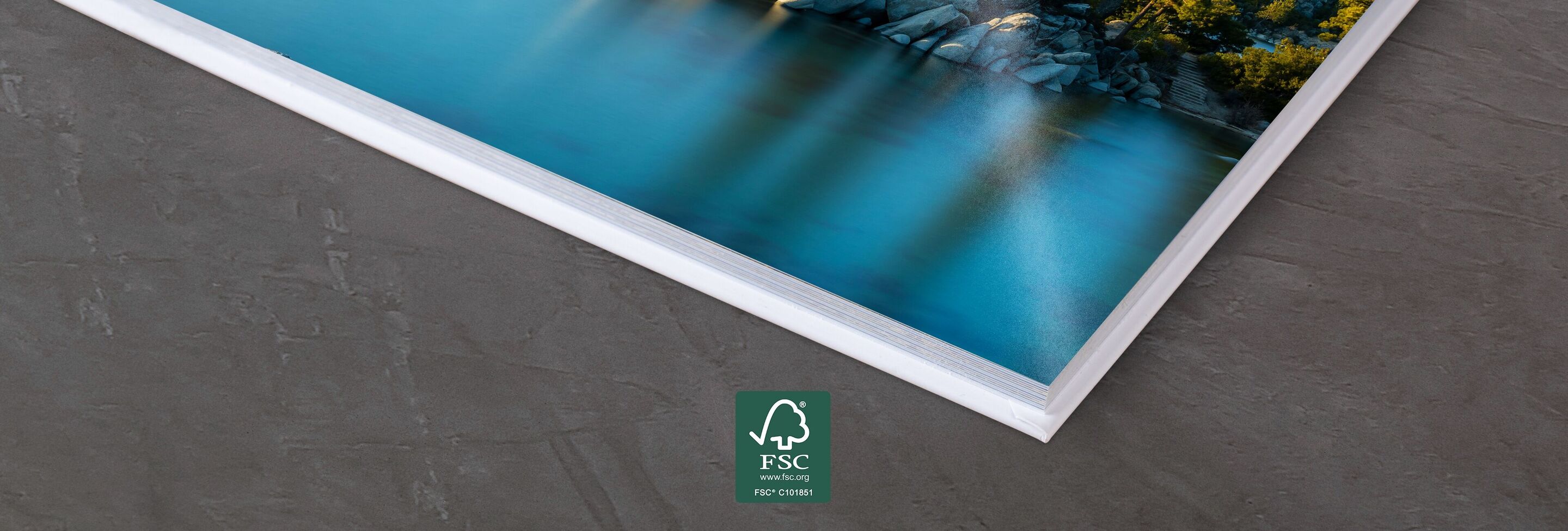 Detalle de un álbum de fotos con paisaje de agua azul en la página