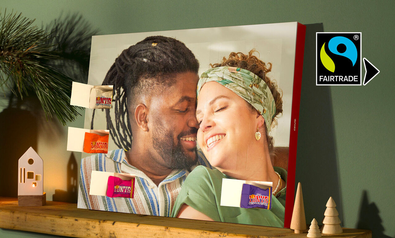 Un bello cuadro de dos personas en poses relajadas, con elementos decorativos creativos