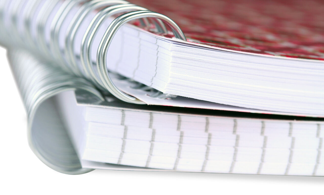 Primer plano de cuadernos abiertos con encuadernación Wire-O.