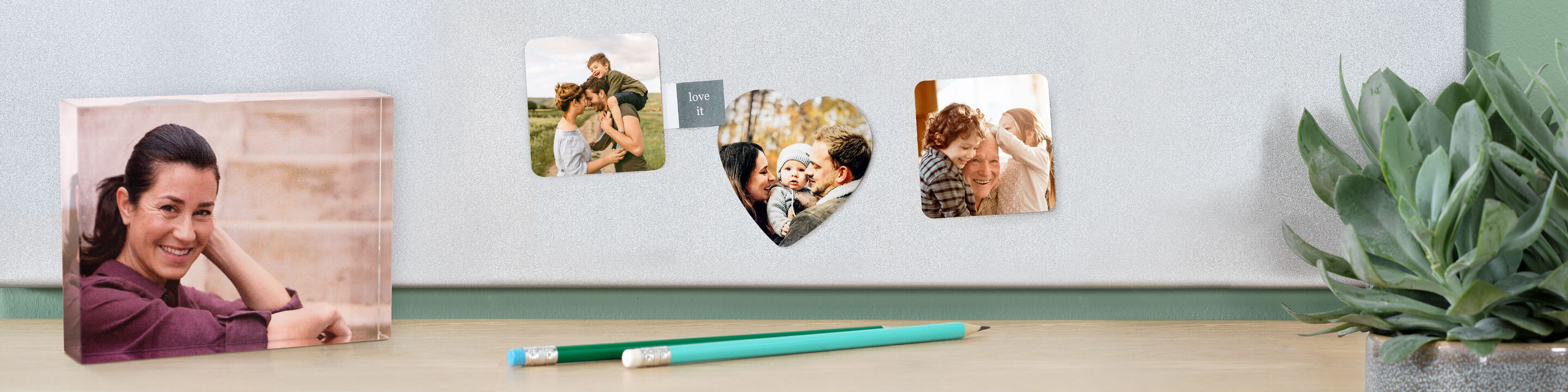 Una hermosa decoración de mesa con un libro de fotos CEWE y recuerdos felices.