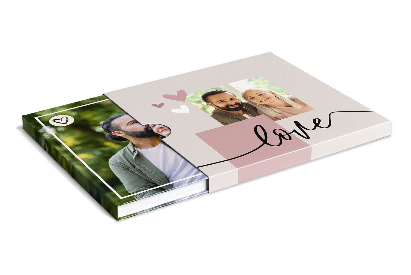 Un álbum CEWE FOTOBUCH lleno de amor sobre una mesa, con un diseño de corazones y una foto personal.