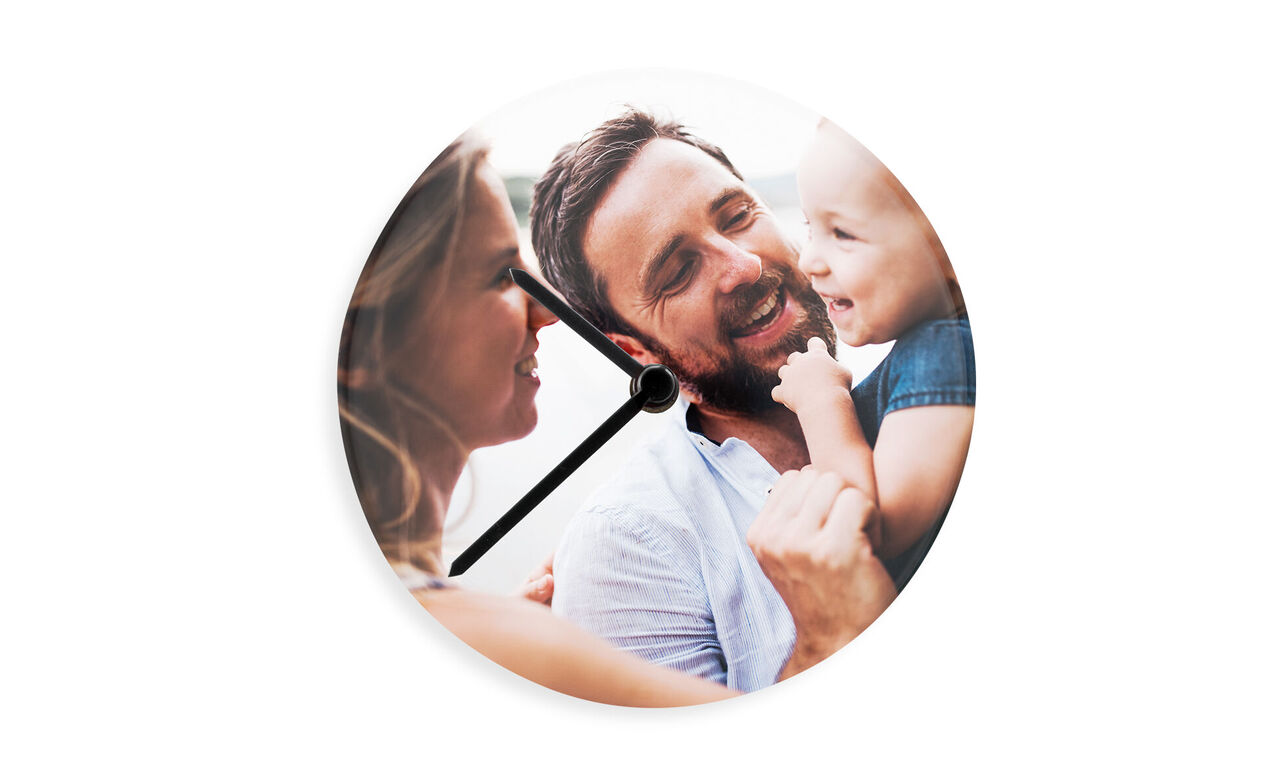 Hermoso reloj de pared con un motivo familiar que simboliza alegría y amor.