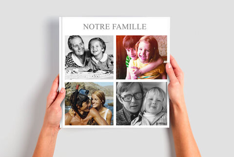 Familia amorosa muestra un álbum de fotos con recuerdos