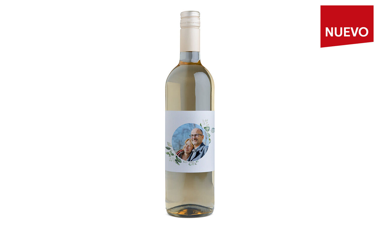 Botella de vino blanco con una imagen y una foto de un hombre rodeado de flores.