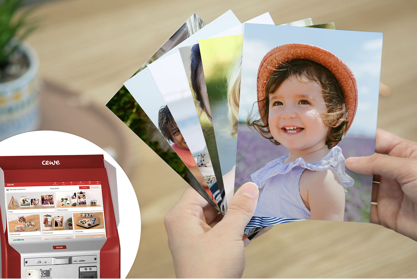 Persona sostiene varias postales con bellos recuerdos impresos.